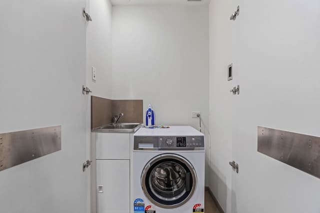 Two Bedroom, Two Bathroom Apartment - Sky High