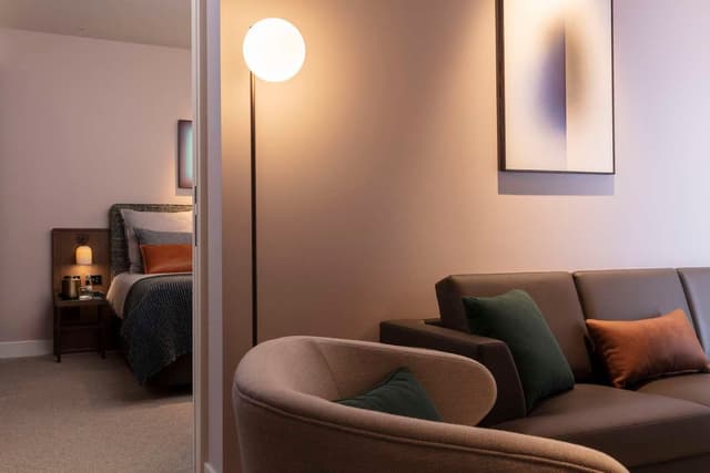EXECUTIVE CLUB KING ONE BEDROOM SUITE