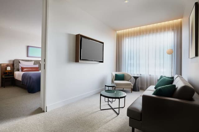 EXECUTIVE CLUB KING ONE BEDROOM SUITE