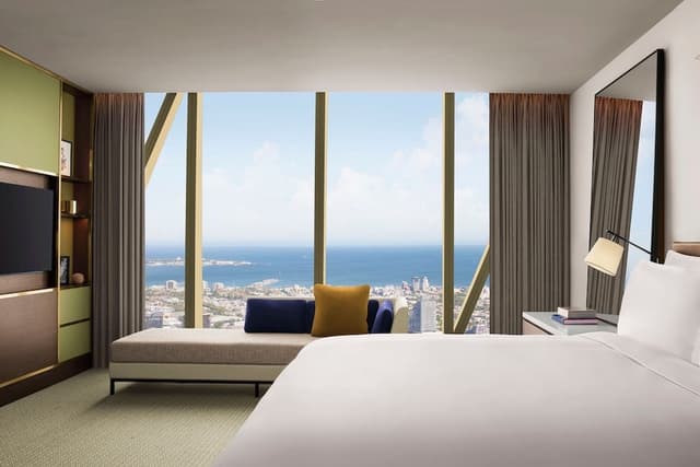 Panoramic King Room City View