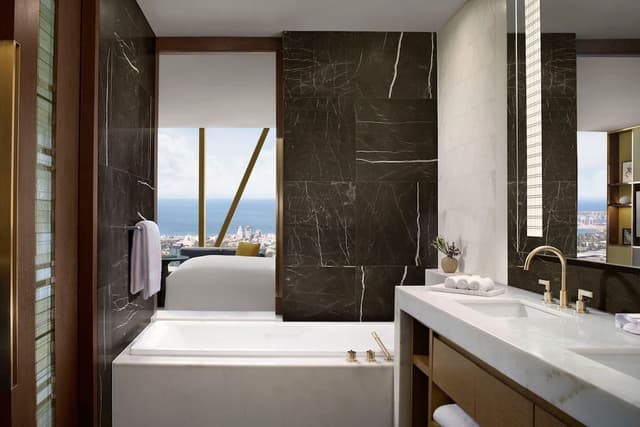 Panoramic King Room City View