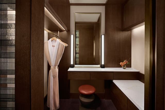Panoramic King Room City View