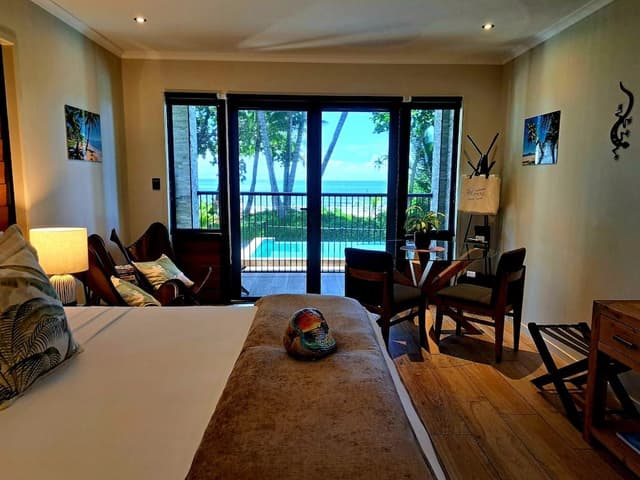 Beach View Suite: King Bed