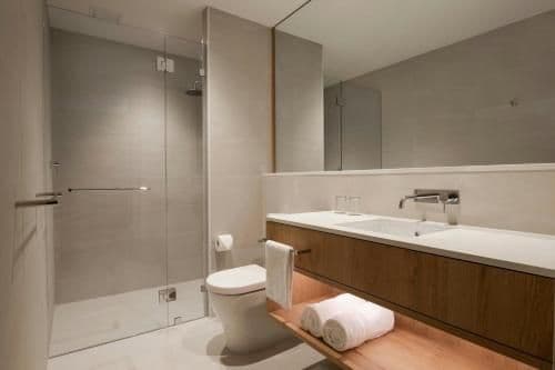 Larger Guest room, 1 King, Urban view, Corner room
