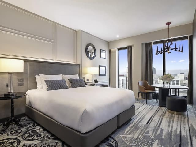 Club Suite, 1 King Bed, Club Lounge Access, Mountain View (Opera)