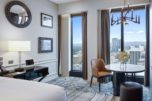 Club Suite, 1 King Bed, Club Lounge Access, Mountain View (Opera)
