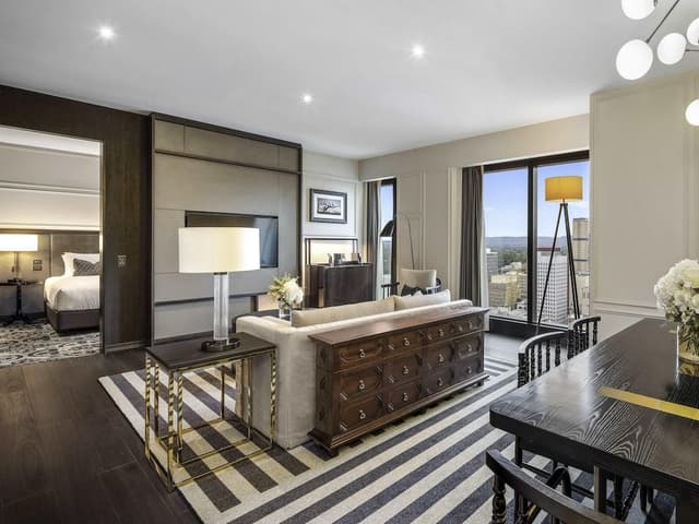 Club Suite, 1 King Bed, Club Lounge Access, Mountain View (Opera)