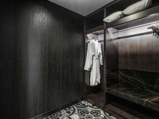 Club Suite, 1 King Bed, Club Lounge Access, Mountain View (Opera)
