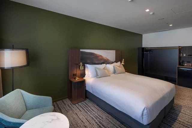 Deluxe King Corner Room