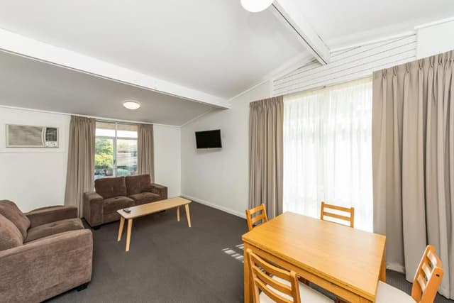 3 Bedroom with Free Wifi and Parking