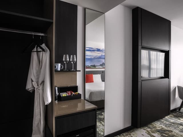 Deluxe Room, 1 King Bed, Balcony