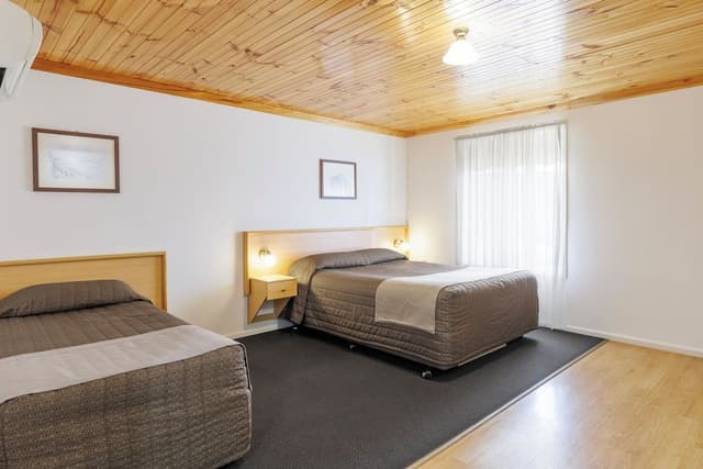 Executive Twin Room (Queen & Single)