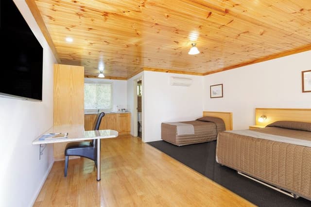 Executive Twin Room (Queen & Single)