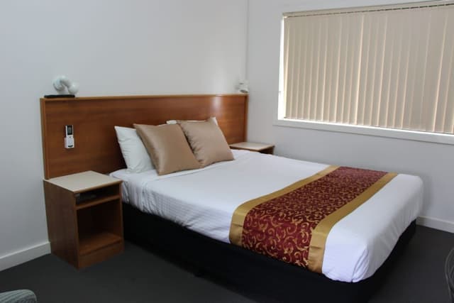 Standard Room, 1 Queen Bed (Upstairs)
