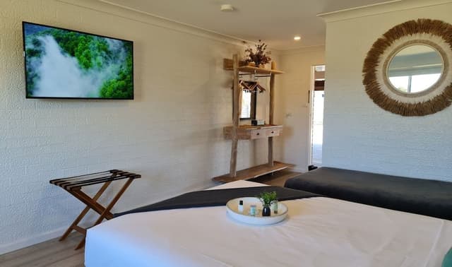 Triple Room (1 Queen Bed and 1 Single Bed)