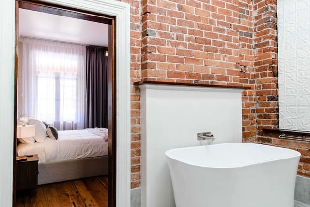 Deluxe Studio, 1 King Bed, Balcony