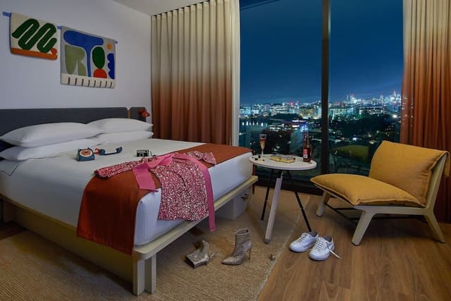 Moxy King Sleeper, 1 King, High Floor