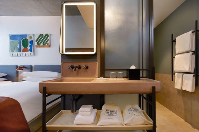 Family Room, Interconnecting, 2 Queen and 1 Single