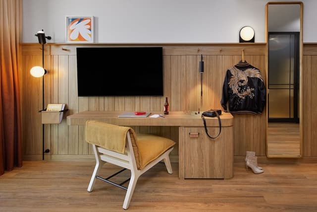 Moxy King Sleeper, 1 King, High Floor