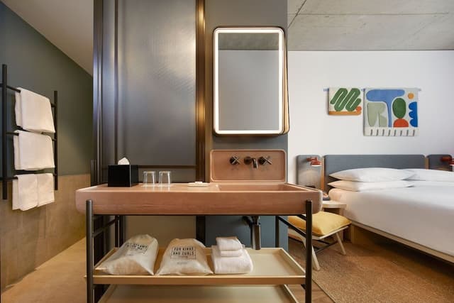 Moxy Queen City View, 1 Queen, High floor