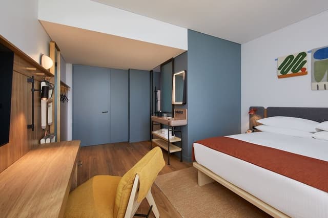 Moxy King Sleeper, 1 King, High Floor