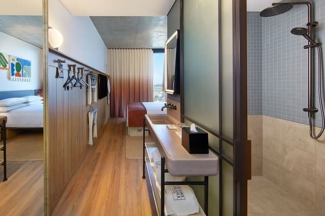 Moxy Queen City View, 1 Queen, High floor
