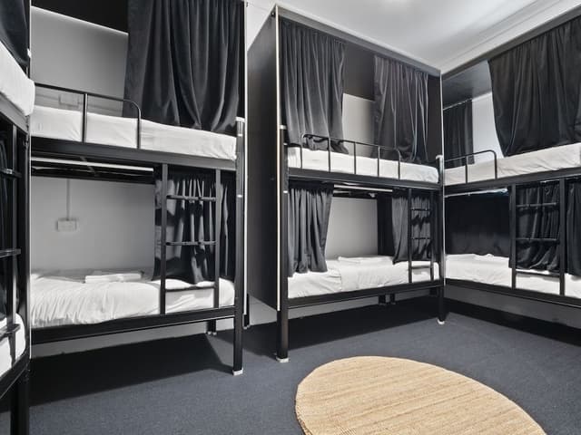 Mixed POD Shared Bathroom - 8 people Bedroom