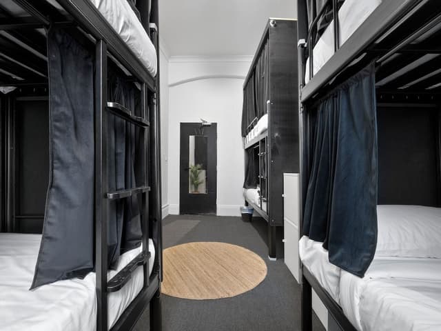 Mixed POD Shared Bathroom - 6 people Bedroom