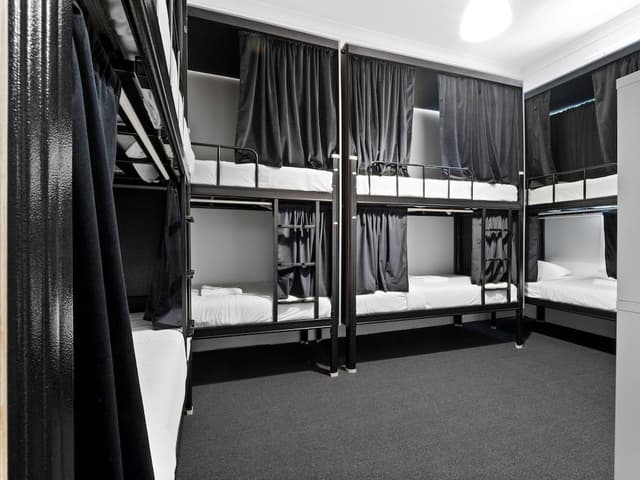 Mixed POD Shared Bathroom - 8 people Bedroom