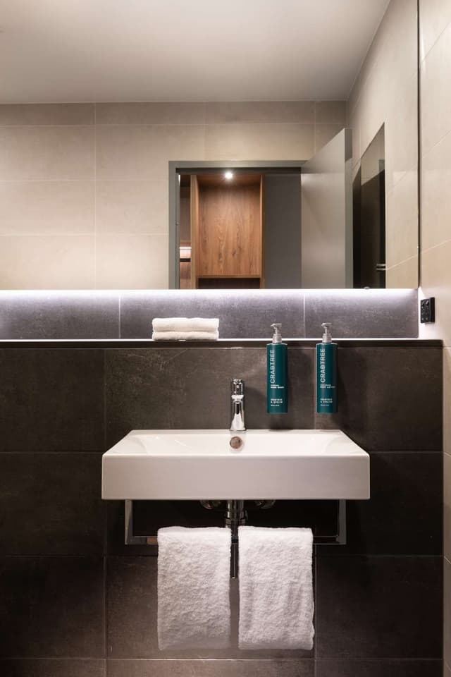 2 QUEEN DELUXE ROOM