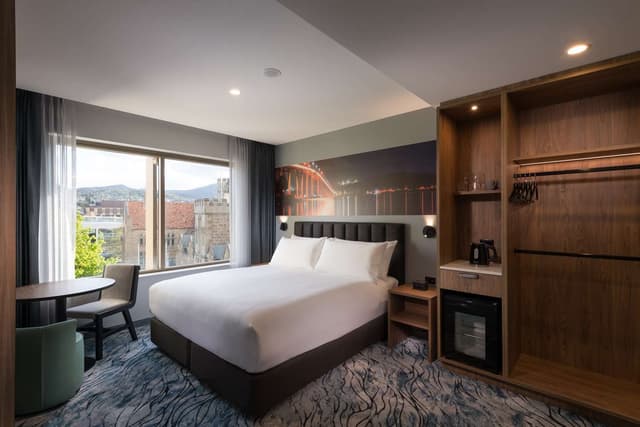 KING ACCESSIBLE ROOM