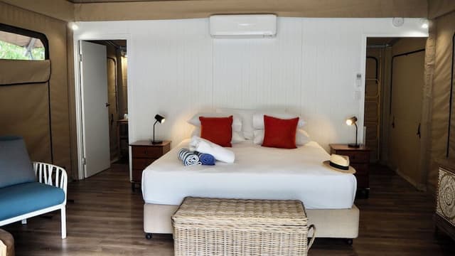 Deluxe Suite, 1 Queen Bed (Tent 10)