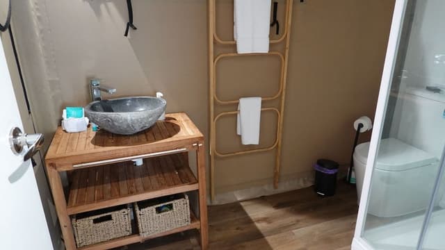 Deluxe Suite, 1 Queen Bed (Tent 10)