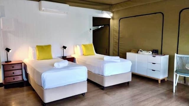 Deluxe Suite, 1 Queen Bed (Tent 10)