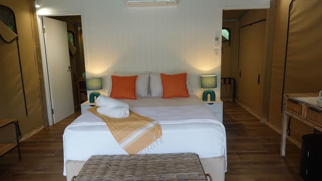 Deluxe Suite, 1 Queen Bed (Tent 10)
