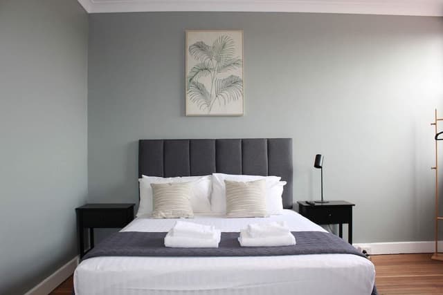 Queen Twin Room (Shared Bathroom)