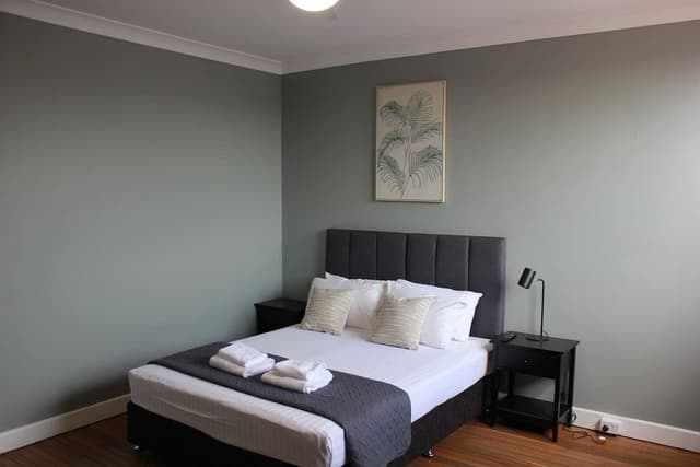Queen Twin Room (Shared Bathroom)