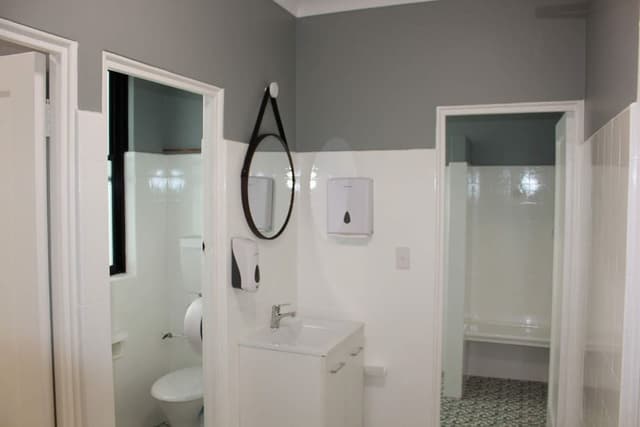 Queen Twin Room (Shared Bathroom)