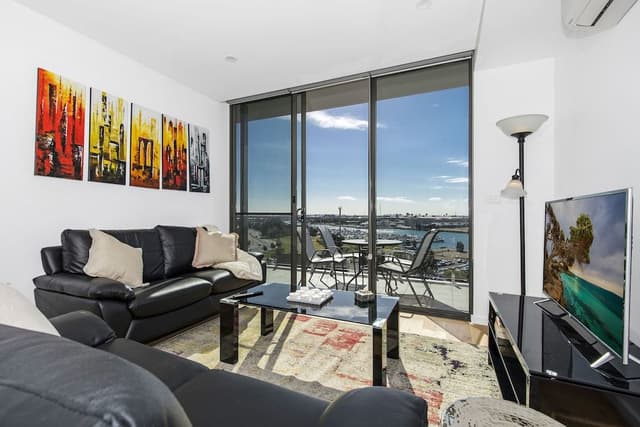 One Bedroom + Study with Harbour View