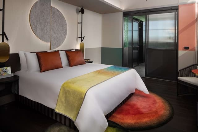 Executive Suite, 1 King Bed, Corner (QT)