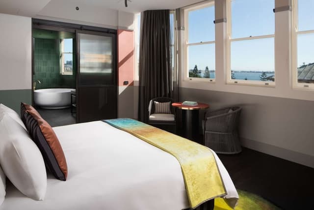 Executive Suite, 1 King Bed, Corner (QT)