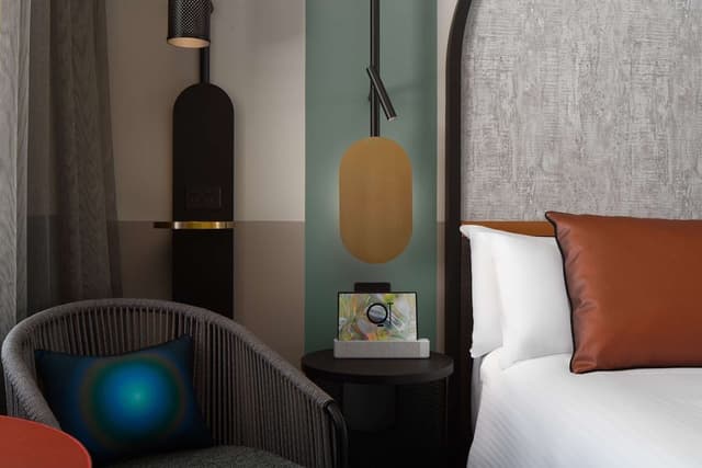 Room, 1 Queen Bed (QT)