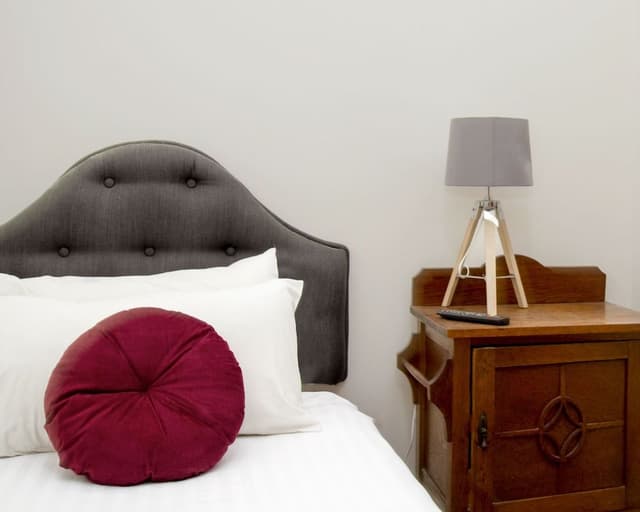 Basic Single Room, King Single Bed, Shared Bathroom