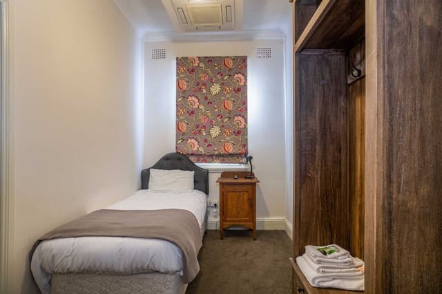 Basic Single Room, King Single Bed, Shared Bathroom