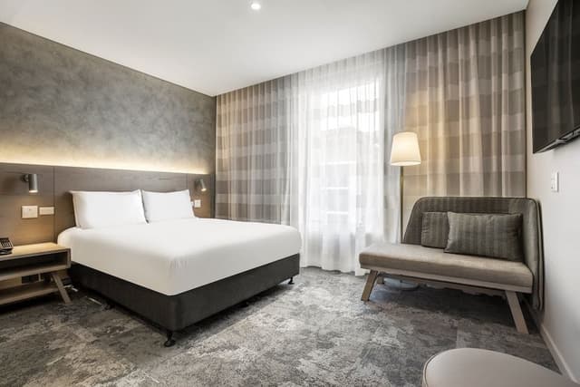 Standard Room, 1 Queen Bed, Accessible (Free Breakfast)