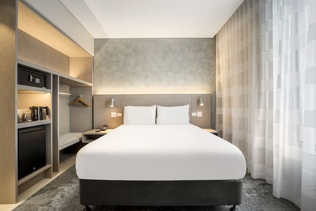 Standard Room, 1 Queen Bed, Accessible (Free Breakfast)