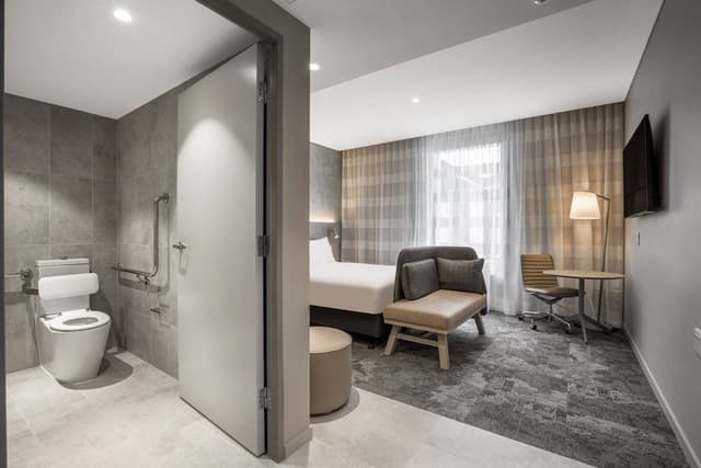 Standard Room, 1 Queen Bed, Accessible (Free Breakfast)