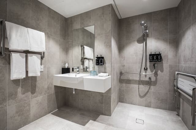 Standard Room, 1 Queen Bed, Accessible (Free Breakfast)