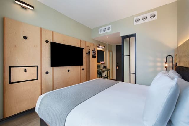 Room, 1 King Bed, City View