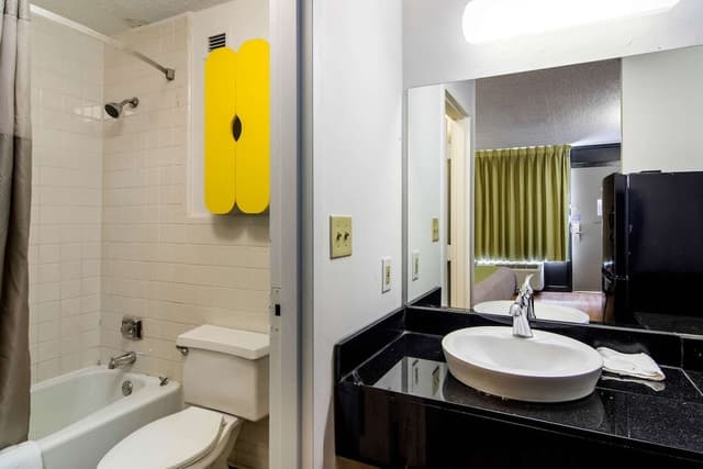 Deluxe Room, 1 Queen Bed, Non Smoking, Kitchenette